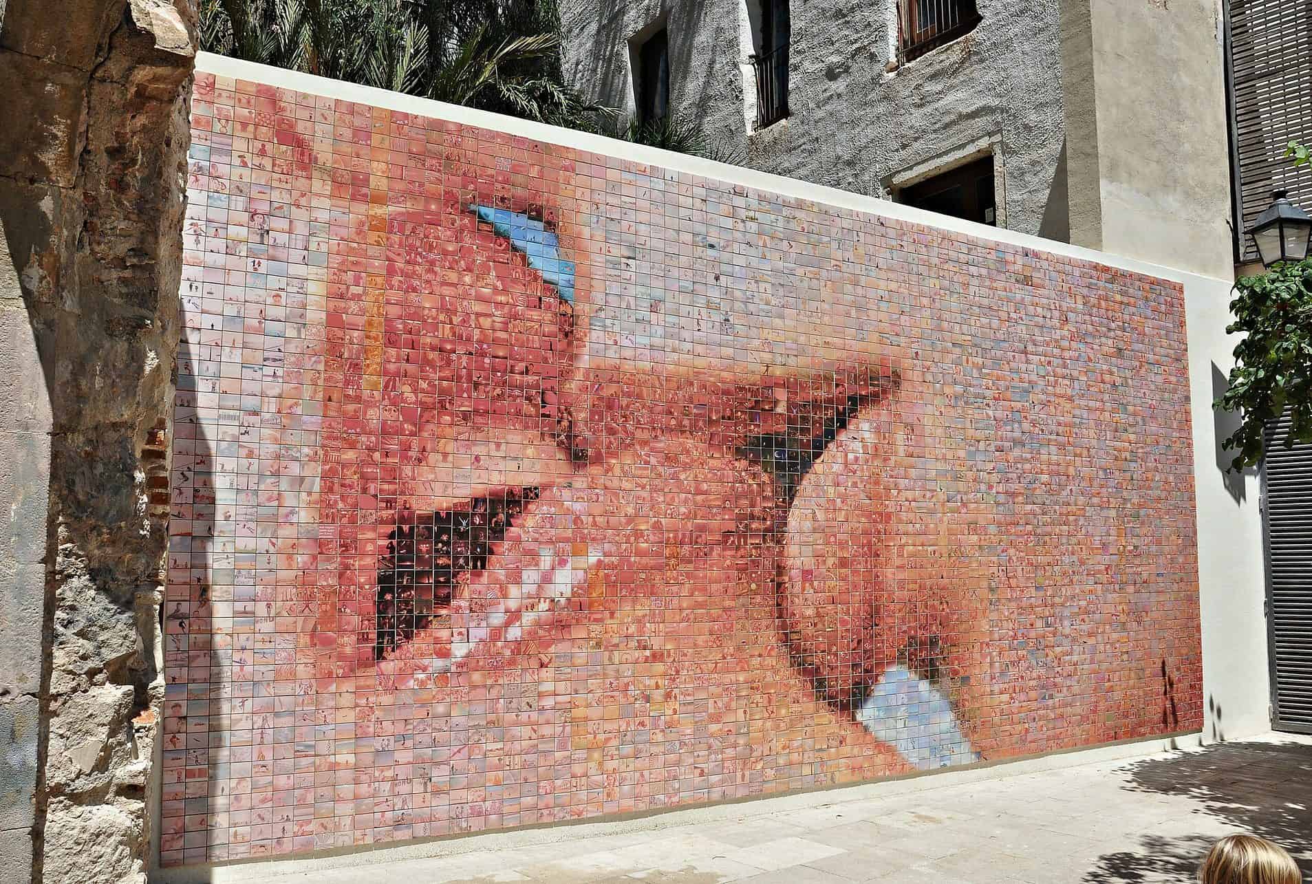 Mosaic El Beso de la Libertad - Graffiti in Barcelona's Gothic Quarter
